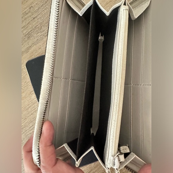 Beautiful Gucci Long Wallet - Picture 11 of 13